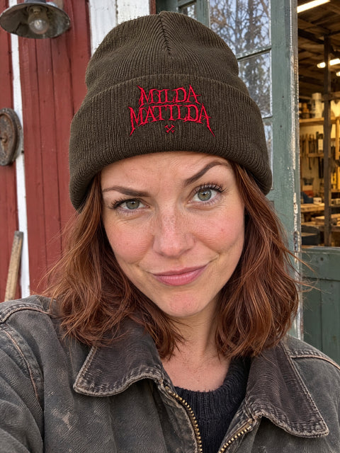 Milda Matilda – brun Cuffed Beanie på vuxen person.
