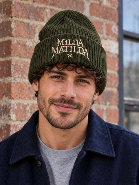 Milda Matilda – Hatitude Oversized Cuffed Beanie Olivgrön, på modell