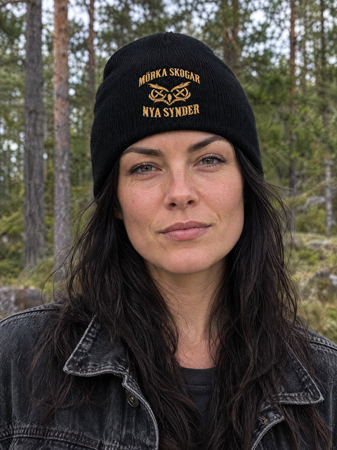Mörka skogar, nya synder – svart Hatitude Beanie utan uppvik på person