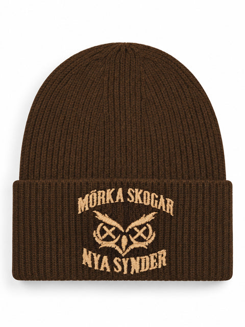 Mörka skogar, nya synder – Hatitude Oversized Cuffed Beanie Valnöt, brodyr framifrån