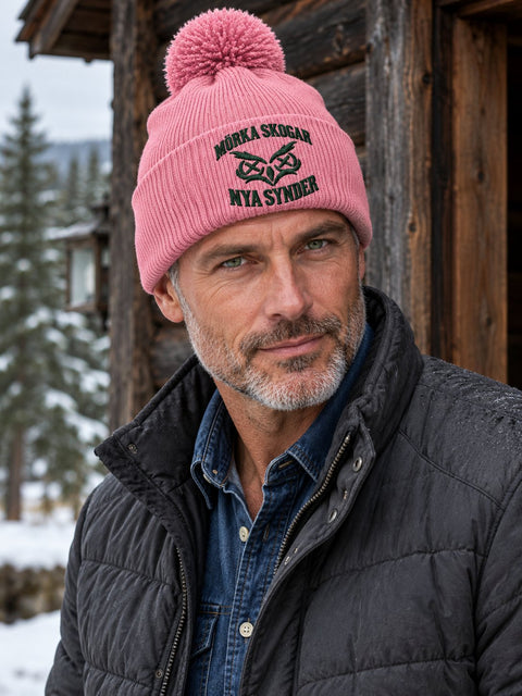 Mörka skogar, nya synder – Rosa Pom Pom Beanie, personbild