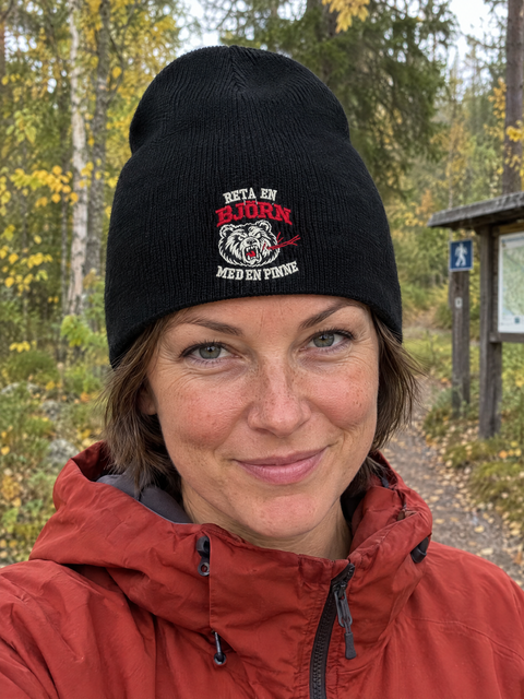Svart Beanie utan uppvik med björnbrodyr på modell utomhus