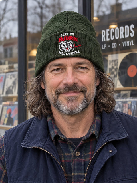 Reta en björn med en pinne – Hatitude Oversized Cuffed Beanie Olivgrön, på modell