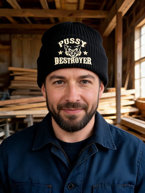 pussy-destroyer-oversized-cuffed-beanie-svart – korrekt personbild beställd av Niklas