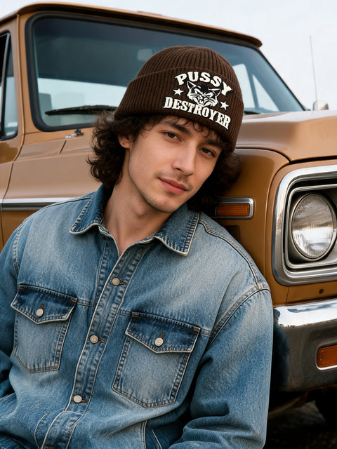 pussy-destroyer-oversized-cuffed-beanie-valnot – korrekt personbild beställd av Niklas