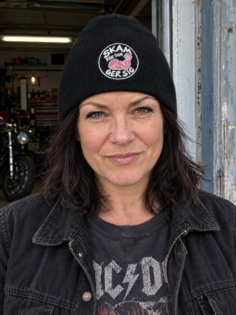 Skam den som ger sig – svart Hatitude Beanie utan uppvik på person