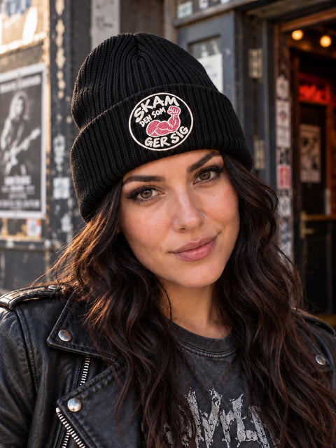 Skam den som ger sig – Hatitude Oversized Cuffed Beanie Svart, på person