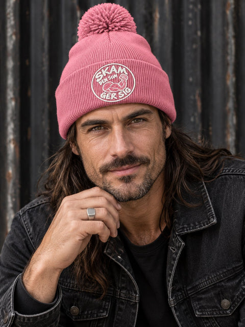 Skam den som ger sig – Rosa Pom Pom Beanie, personbild