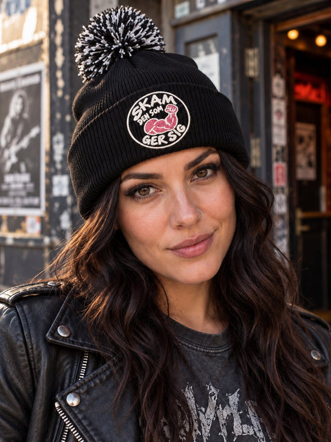 Skam den som ger sig – Svart Pom Pom Beanie, personbild