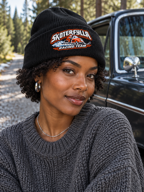 Skoterfylla Racing Team – Svart Cuffed Beanie, personbild – utan bottenfyllning