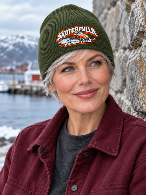 Skoterfylla Racing Team – Olivgrön Beanie, personbild – utan bottenfyllning
