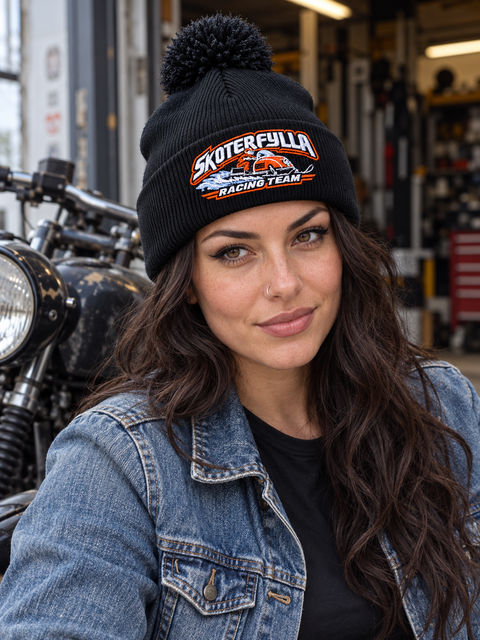 Skoterfylla Racing Team – Svart Pom Pom Beanie, personbild – utan bottenfyllning