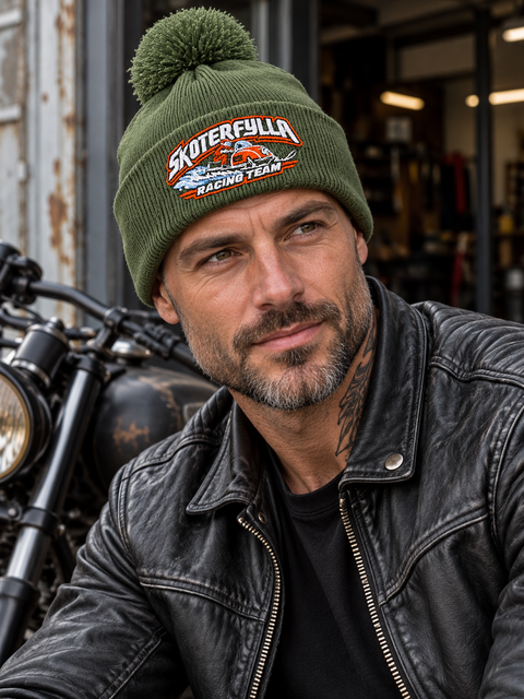 Skoterfylla Racing Team – Mossgrön Pom Pom Beanie, personbild – utan bottenfyllning