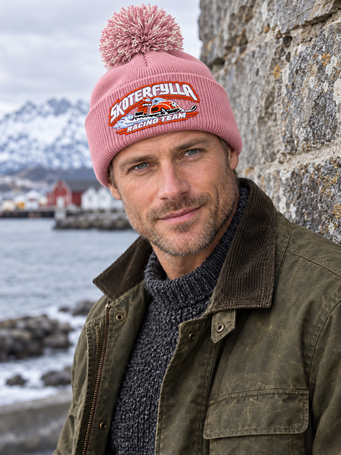 Skoterfylla Racing Team – Rosa Pom Pom Beanie, personbild – utan bottenfyllning