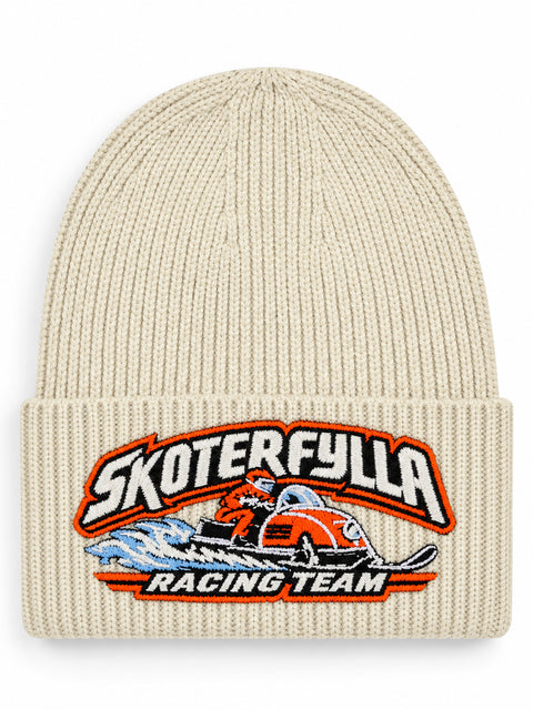 Skoterfylla Racing Team – Hatitude Oversized Cuffed Beanie Havre, brodyr framifrån