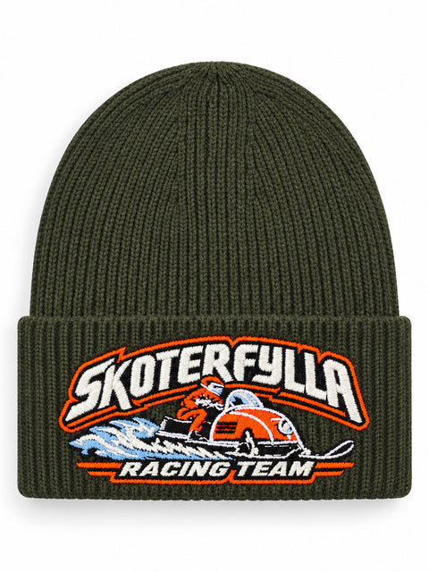 Skoterfylla Racing Team – Hatitude Oversized Cuffed Beanie Olivgrön, brodyr framifrån