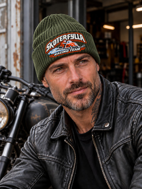 Skoterfylla Racing Team – Hatitude Oversized Cuffed Beanie Olivgrön, på modell