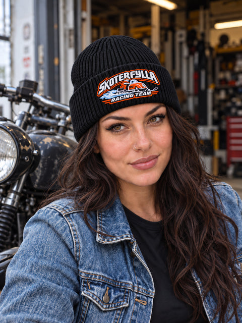 Skoterfylla Racing Team – Hatitude Oversized Cuffed Beanie Svart, på modell