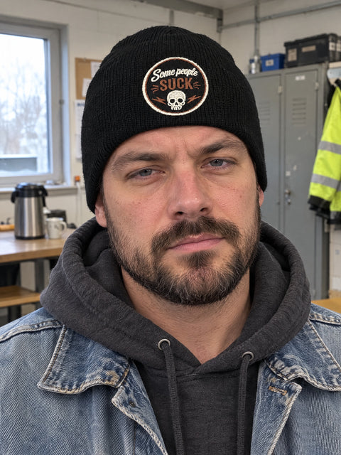 Some People Suck – svart Hatitude Beanie utan uppvik på person