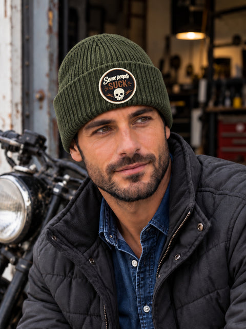 Some People Suck – Hatitude Oversized Cuffed Beanie Olivgrön, på modell