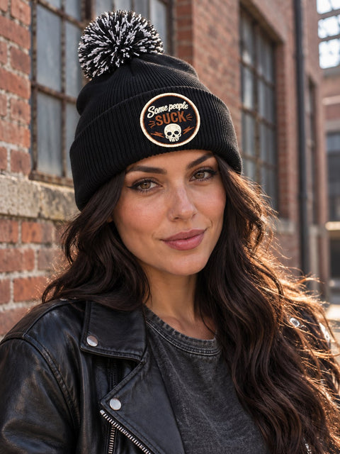 Some People Suck – Svart Pom Pom Beanie, personbild