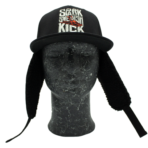Spark Swedish Kick – svart Apex Snapback med öronvärmare nedfällda, framifrån