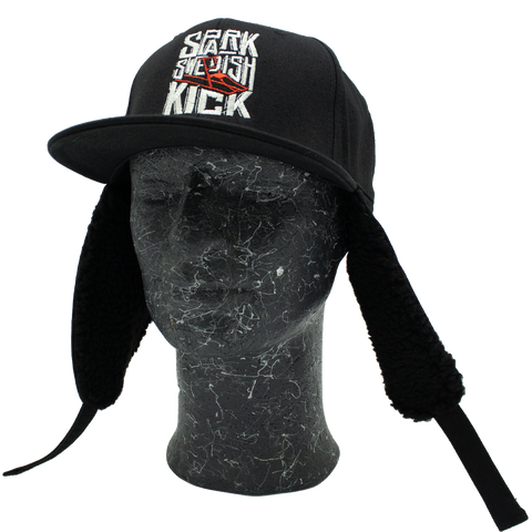 Spark Swedish Kick – svart Apex Snapback med öronvärmare nedfällda, vänster vinkel