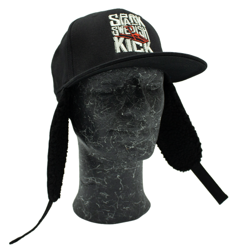 Spark Swedish Kick – svart Apex Snapback med öronvärmare nedfällda, höger vinkel