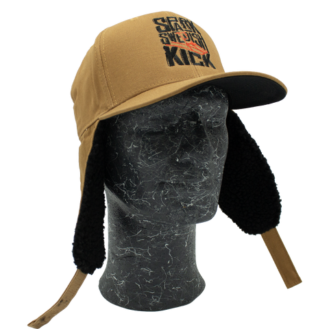 Spark Swedish Kick – brun Apex Snapback med öronvärmare nedfällda, höger vinkel