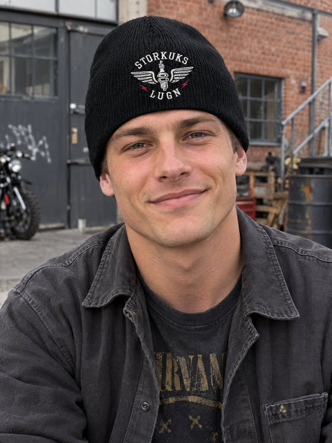Storkuks Lugn på svart Hatitude Beanie, buren av en yngre vuxen.
