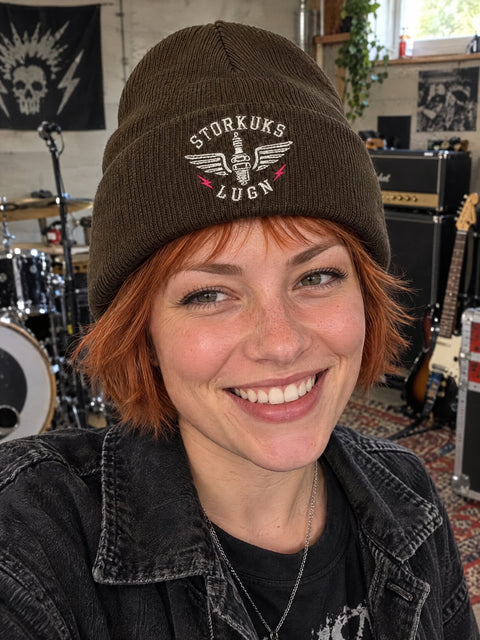 Storkuks Lugn – brun Cuffed Beanie på vuxen person.