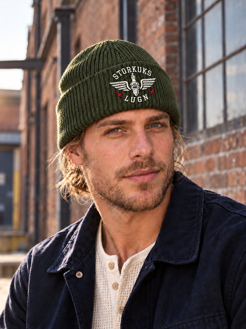 Storkuks Lugn – Hatitude Oversized Cuffed Beanie Olivgrön, på modell