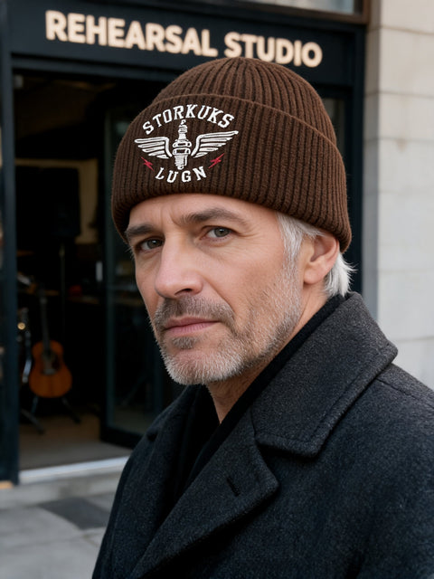 Storkuks Lugn – Hatitude Oversized Cuffed Beanie Valnöt, på modell