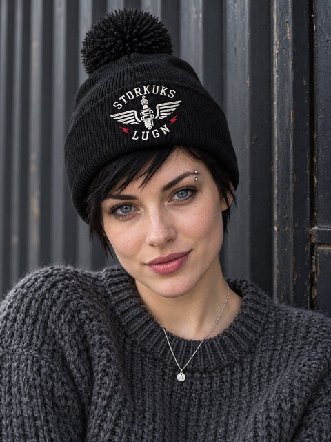 Storkuks Lugn – Svart Pom Pom Beanie, personbild