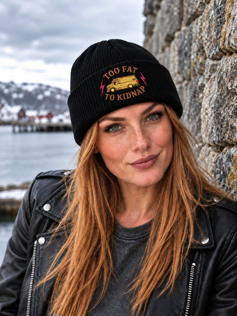 Too Fat To Kidnap – Hatitude Oversized Cuffed Beanie Svart, på modell