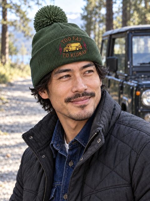 Too Fat To Kidnap – Mossgrön Pom Pom Beanie, personbild
