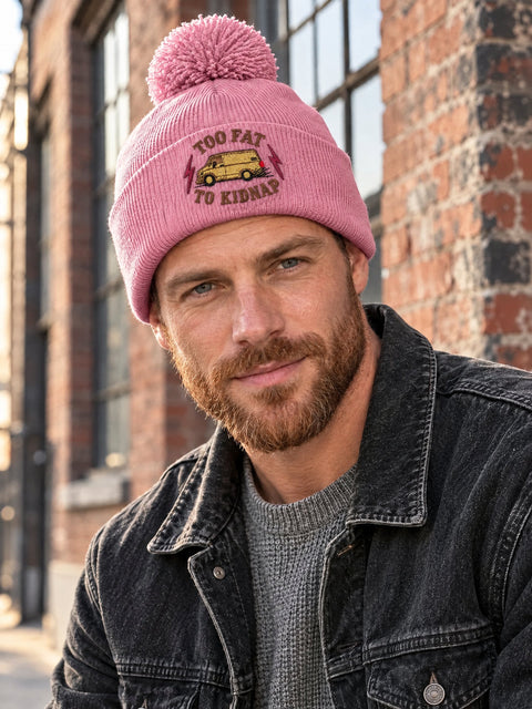 Too Fat To Kidnap – Rosa Pom Pom Beanie, personbild