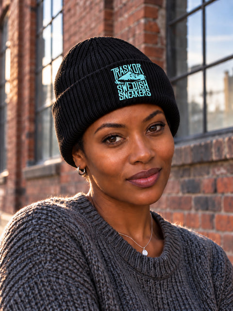 Träskor Swedish Sneakers – Hatitude Oversized Cuffed Beanie Svart, på modell