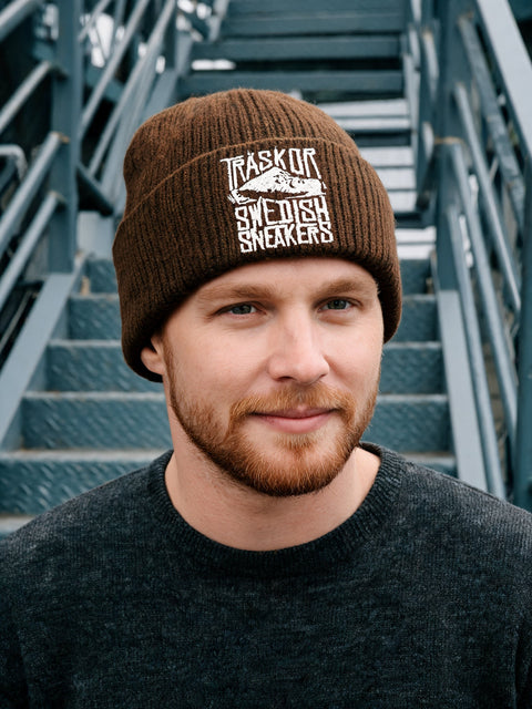 Träskor Swedish Sneakers – Hatitude Oversized Cuffed Beanie Valnöt, på modell