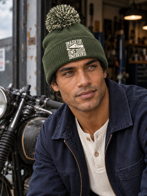 Träskor Swedish Sneakers – Mossgrön Pom Pom Beanie, personbild