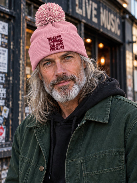 Träskor Swedish Sneakers – Rosa Pom Pom Beanie, personbild