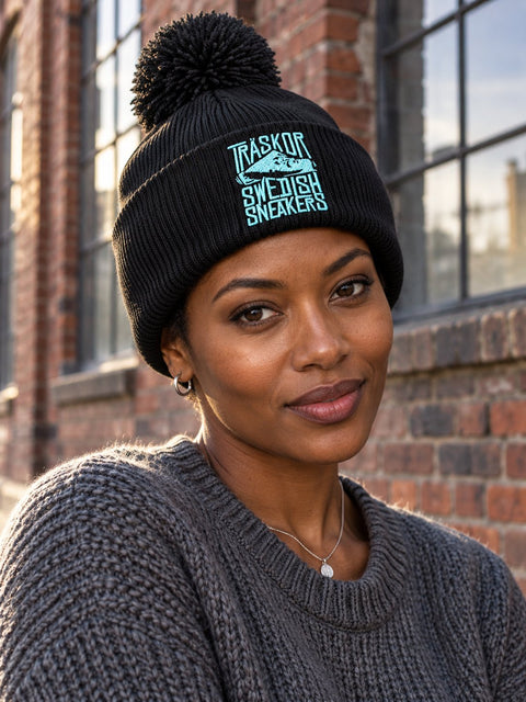 Träskor Swedish Sneakers – Svart Pom Pom Beanie, personbild