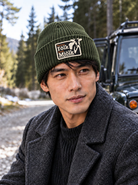 Va som Fölk Dreck Mjölk – Hatitude Oversized Cuffed Beanie Olivgrön, på modell