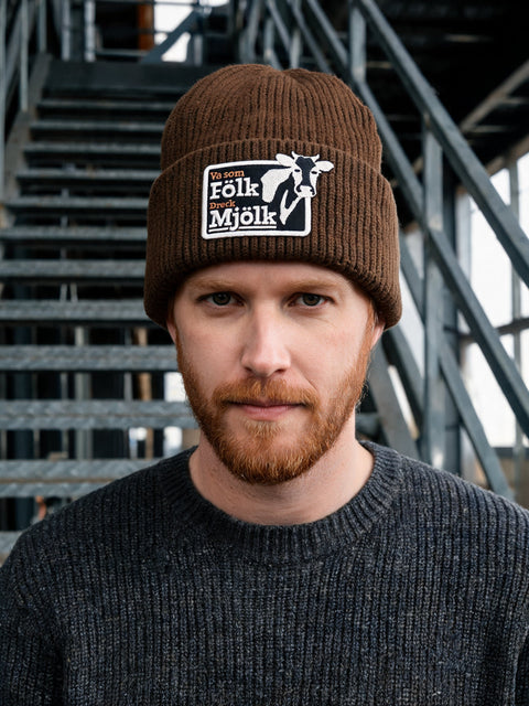 Va som Fölk Dreck Mjölk – Hatitude Oversized Cuffed Beanie Valnöt, på modell