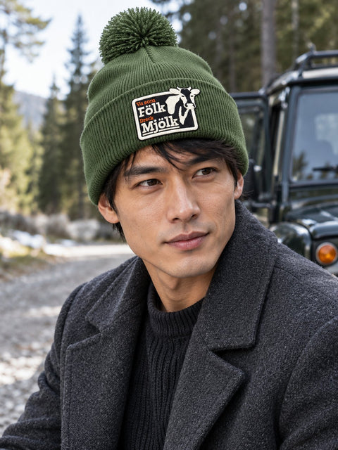 Va som Fölk Dreck Mjölk – Mossgrön Pom Pom Beanie, personbild