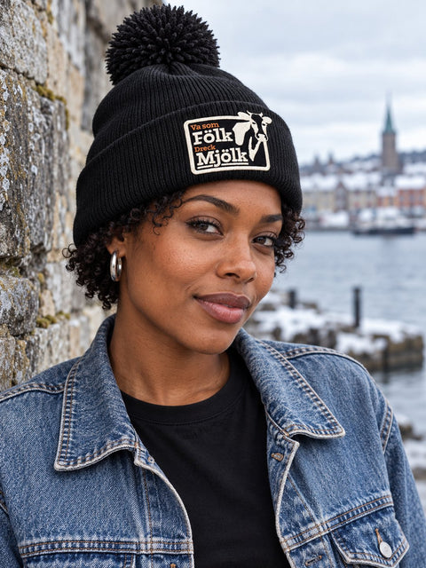 Va som Fölk Dreck Mjölk – Svart Pom Pom Beanie, personbild