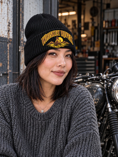 Whiskey River – Hatitude Oversized Cuffed Beanie Svart, på modell