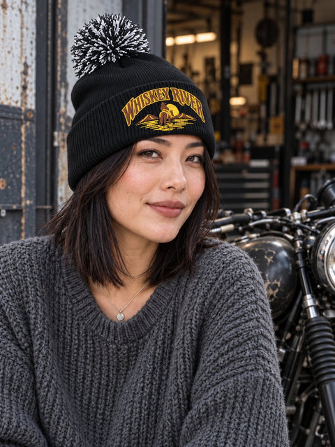 Whiskey River – Svart Pom Pom Beanie, personbild